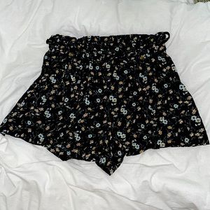 American Eagle Daisy Paperbag Shorts